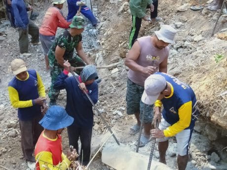 Semangat, Ibu-ibu Pun Tak Mau Ketinggalan Membantu Suksesnya TMMD ke-106 Kodim 0802