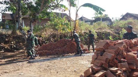 Dipimpin Serka Agung Basuki, Anggota Kodim 0802 Bersama Warga Siapkan Material Rehab RTLH TMMD ke-106