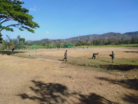 Pembersihan Lapangan Upacara Pembukaan TMMD ke-106 selesai, Anggota Kodim 0802 Siapkan Sarana Pendukung