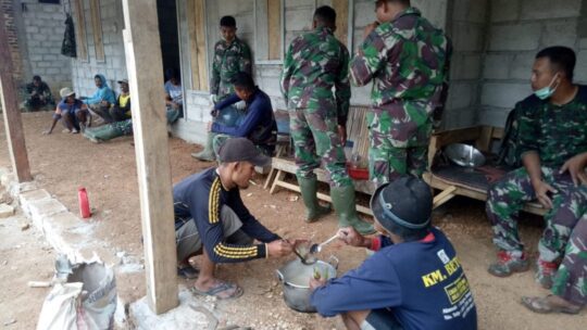 Kolak Pisang Soinem Pelepas Dahaga Anggota Satgas TMMD ke 106