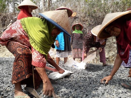 Usia Tua Tidak Menjadi Halangan Sukseskan Program TMMD