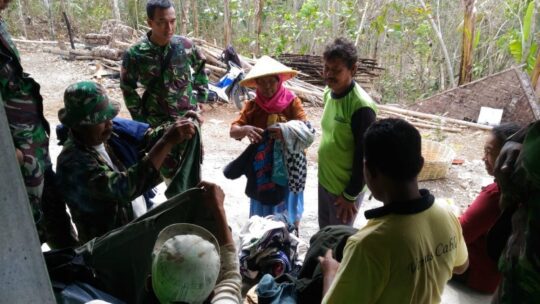 Warga Senang Dapat Baju Bekas Layak Pakai dari Pak TNI