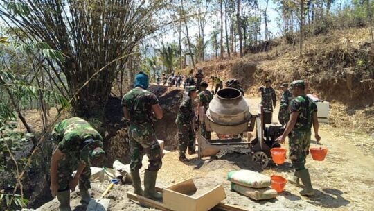 Turut Gembira Rumah Mbah Plendik Dibangun, Pak Nardi Relakan Hari Liburnya Untuk Membantu Anggota TNI