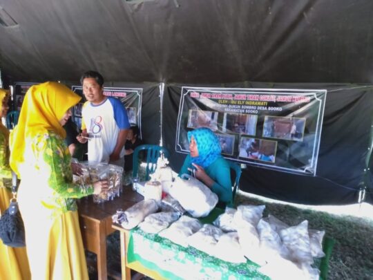 Ely Indriwati Pamerkan Produk Jamurnya Dalam Rangkaian Upacara Pembukaan TMMD ke-106 Kodim 0802