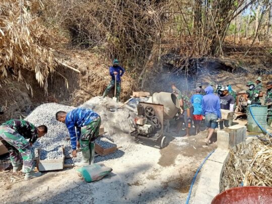 Medan Berat Tak Menghalangi Anggota Satgas TMMD ke 106 Membangun Desa Sooko