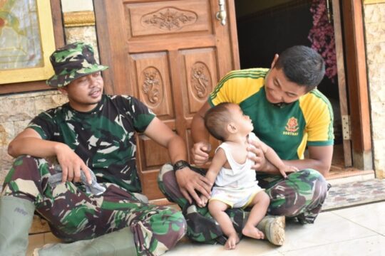 Pelukan Hangat Sang Praka, Balita Ini Senang