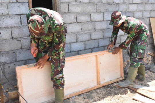TMMD Donomulyo Tahun 2019 Pintu RTLH Siap Dipasang