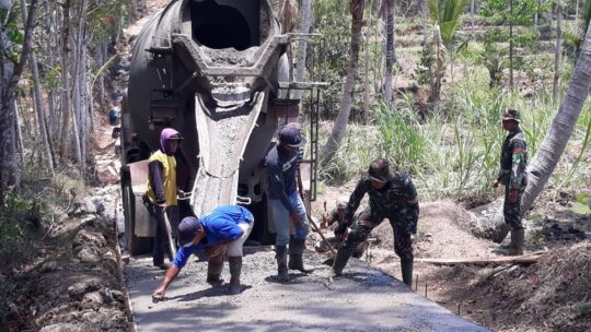 Satgas TMMD Reg 106 Kodim 0818 Mulai Mengerjakan Rabat Jalan