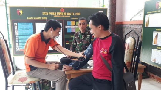 WARGA BERBONDONG BONDONG MENUJU POSKES TMMD 106 UNTUK PERIKSA KESEHATAN