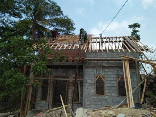 Pemasangan Reng RTLH Pak Ismanto