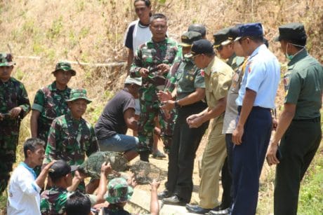 Pujianto Tunjukkan Bubu Hasil Karyanya Kepada Danrem 081/Dsj