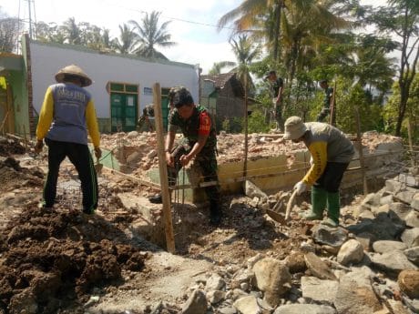 Semangat Warga Sooko Dalam Membantu Satgas TMMD 106