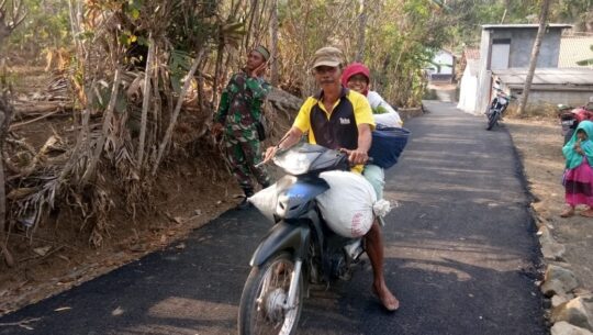 Warga Mulai Rasakan Enaknya Melintas di Jalan Desa Aspal Hasil TMMD 106 Kodim Cilacap