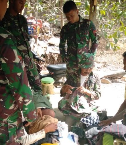 Satgas TMMD Ke-106 Kodim 0818 Malang Batu Bagikan Pakaian Layak Pakai