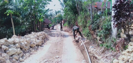 Penanaman pipa air bersih TMMD Desa Kedungsalam Kecamatan Donomulyo