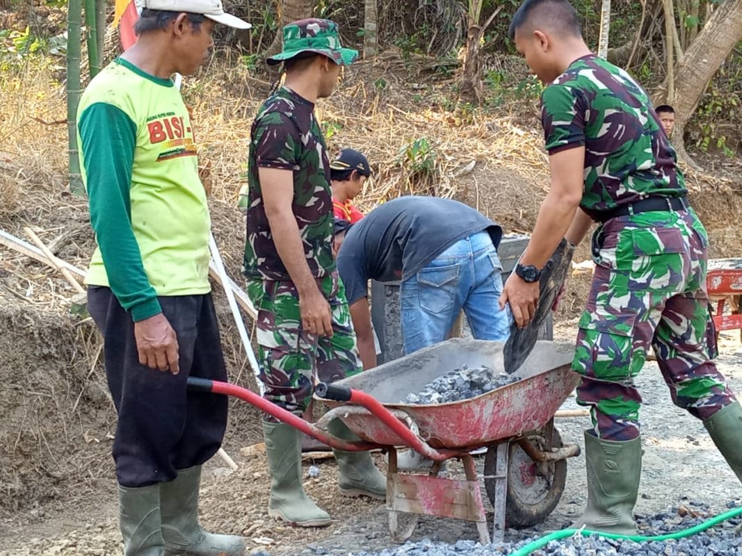 Gerobak Sorong Masih Jadi Primadona Angkut Material Di Program TMMD 106 ...