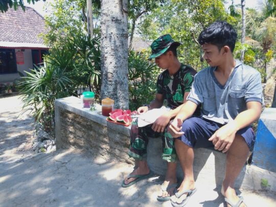 Anggota Satgas TMMD ke 106 Akrab DenganPara Pemuda Desa Sooko