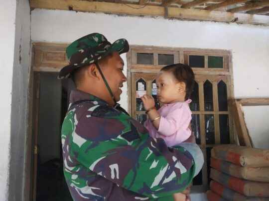 Keakraban Anggota satgas TMMD 106 dengan Anak warga