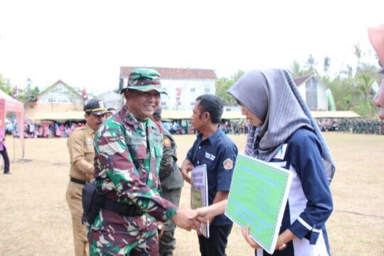 Petani Ikan Desa Kedungsalam Bersuka Cita dalam TMMD KE 106 Kodim/Malang-Batu