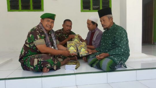 PEMBERIAN BUKU IQRA’ KE TPQ AL ABROR, TMMD REG KE 106 KODIM 0818 MALANG-BATU