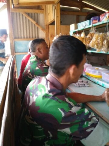 Nikmatnya Sarapan Pagi Anggota TNI dan Masyarakat di Lokasi TMMD 106
