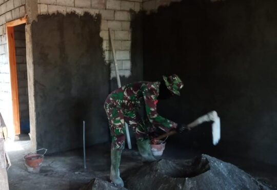 CANGKUL PAK TENTARA BUAT RTLH BAPAK ROCHIM