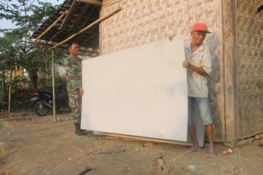 Mbah Tami di Usia Tuanya, Masih Memiliki Semangat Tinggi Dalam Pekerjaan.