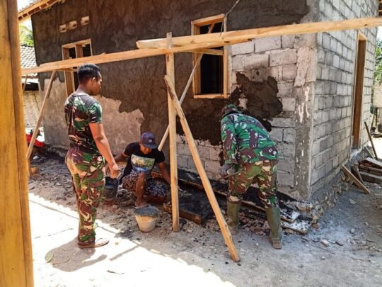 Satgas TMMD dan Warga Kebut Plesteran Dinding Rumah Bapak Boyani