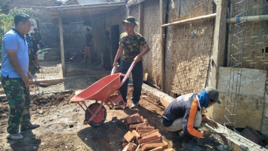 Serda Sigit Pimpin Pelaksanaan Pembuatan Tiang-Tiang Ukur Dinding Rumah Mbah Plendik
