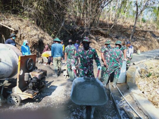 Tanpa Canggung, Danton 3 SSK Satgas TMMD ke 106 Kodim 0802 Gunakan Kereta Dorong