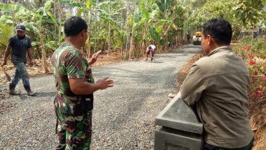Sertu Basuki: “Material untuk Pembuatan Jalan Usaha Tani Jangan Sampai Telat”