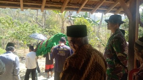 Kepergian Almarhum Pak Sarju Dihantarkan Anggota Yonif 511/DY