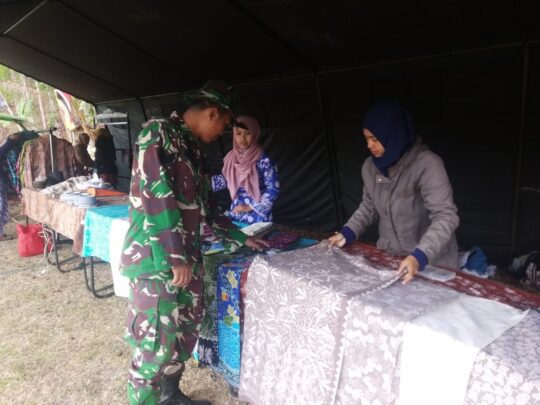 Bapak Tentara Kunjungi Stand Batik Milik Warga Jelang Pembukaan TMMD 106 TA. 2019