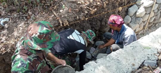 Tetap Semangat dalam  Pembuatan Plengsengan TMMD 106 Donomulyo