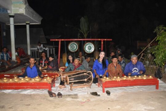 SATGAS TMMD 106 KODIM 0818 MERANGKUL PEMUDA PEMUDI AGAR TERTARIK DENGAN KESENIAN JARANAN