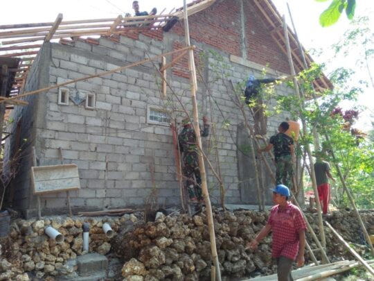 Kompak Saat Kerja Atap, Satgas TMMD dgn Warga