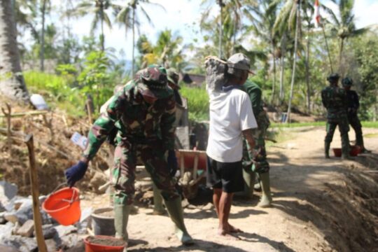 Tak Surut Semangat Mbah Bejo Bantu Anggota TNI Membangun Talud