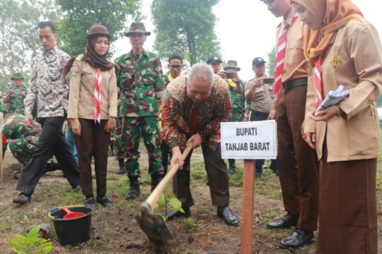 Peringati HUT TNI Ke -74, Bupati Safrial dan Dandim 0419/Tanjab lakukan Kegiatan Penanaman Pohon