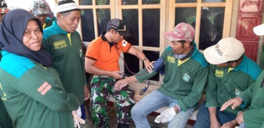 Tim Kesehatan Cek Kesehatan Masyarakat dan Petugas