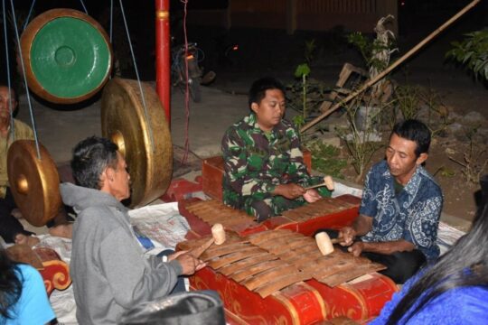 Satgas TMMD bakat bermain musik jaranan