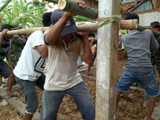 Warga Gotong Royong Rehab RTLH dalam TMMD 106 Kodim Cilacap