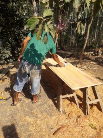 Satgas TMMD Siapkan Daun Pintu RTLH Pak Rokhim