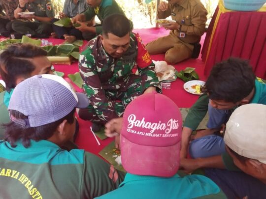 Kesederhanaan Dandim 0818 Bersama Warga Kedungsalam