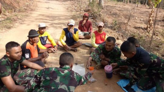 Ubi Rebus Temani Istirahat Siang Satgas TMMD ke 106