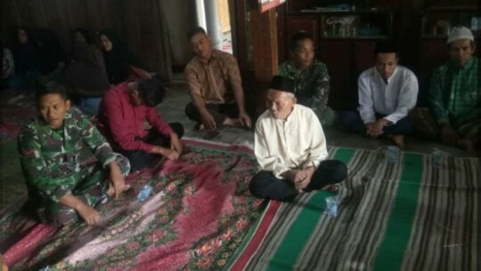 Anggota Satgas TMMD ke 106 Tunjukkan Empatinya Kepada Warga Desa Sooko