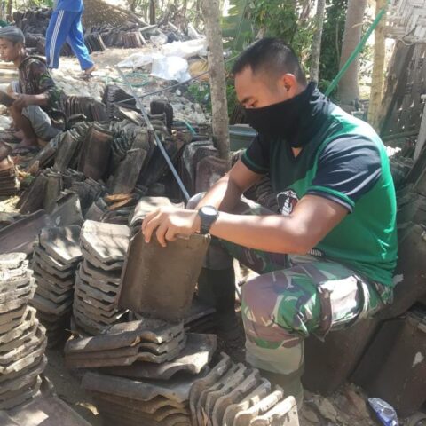 Masker Hitam Pelindung Debu Anggota Satgas TMMD 106 Kodim 0818