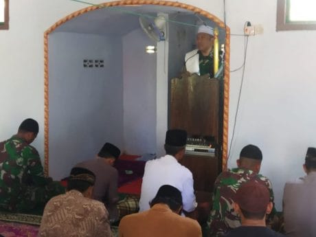 SATGAS TMMD KE-106 KODIM 0818 KAB. MALANG BERSAMA WARGA LAKSANAKAN SHOLAT JUMAT