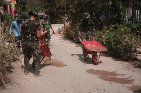 Bersama Warga Dusun Dalangan, Anggota Satgas TMMD ke-106 Semangat Membangun Rabat Jalan Desa