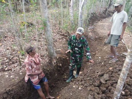 Melalui Pembuatan Saluran Irigasi, Satgas TMMD Ke-106 Berupaya Tingkatkan Hasil Pertanian Masyarakat Dsn Krajan