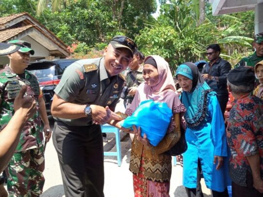 Pelaksanaan TMMD Sudah Berjalan, Kasiter Korem 071/WK Kunjungi Desa Cilibang dan Berikan Santunan